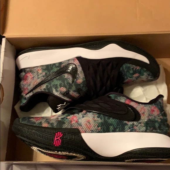 Nike Other - Kyrie Low
